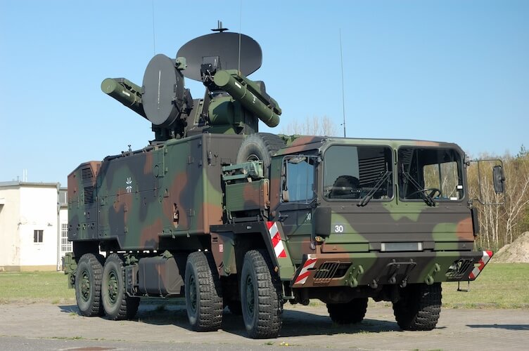 In Tarnfarben lackiertes Militärfahrzeug