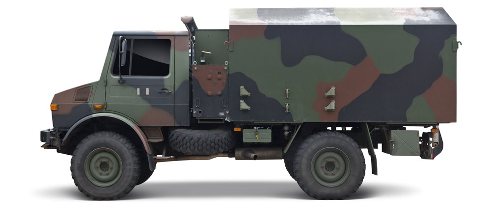 In Tarnfarben lackiertes Militärfahrzeug